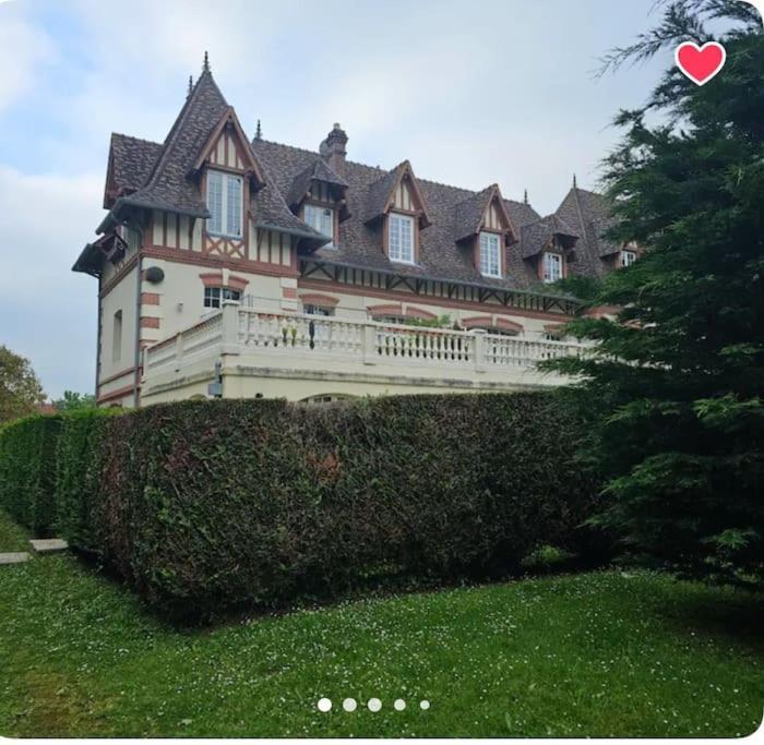 Un Appartement Dans Un Chateau Deauville Eksteriør billede